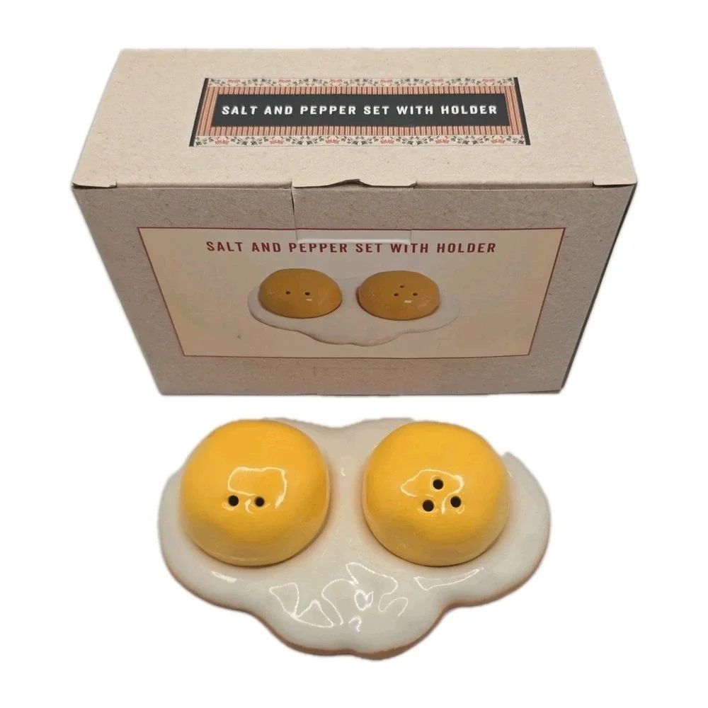 Cracker Barrel Collectibles Fried Eggs w/ Holder  Salt & Pepper Set NIB U260